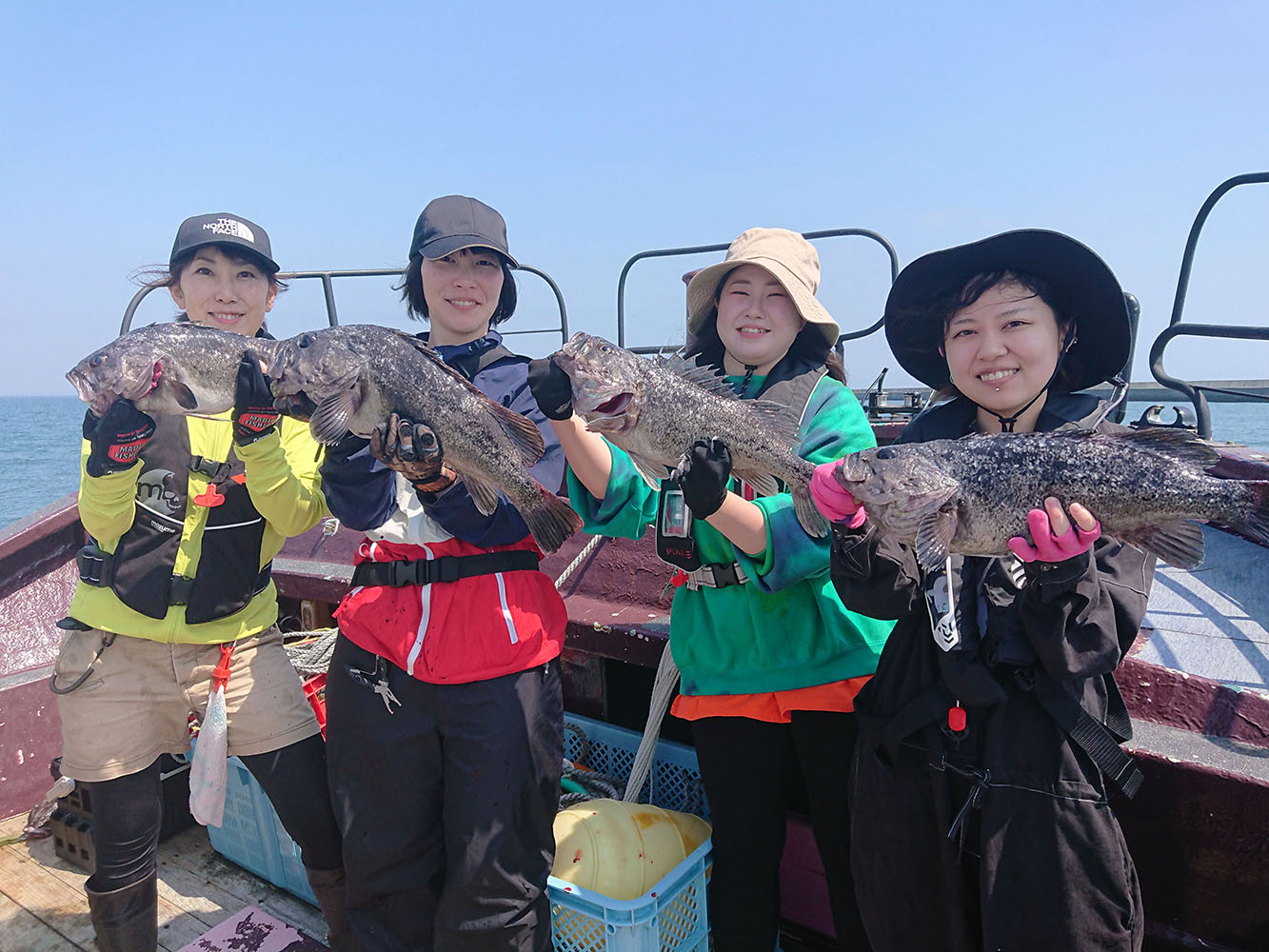 【苫小牧東港沖堤周り】仲良し女性４人組がボートロックで大型 