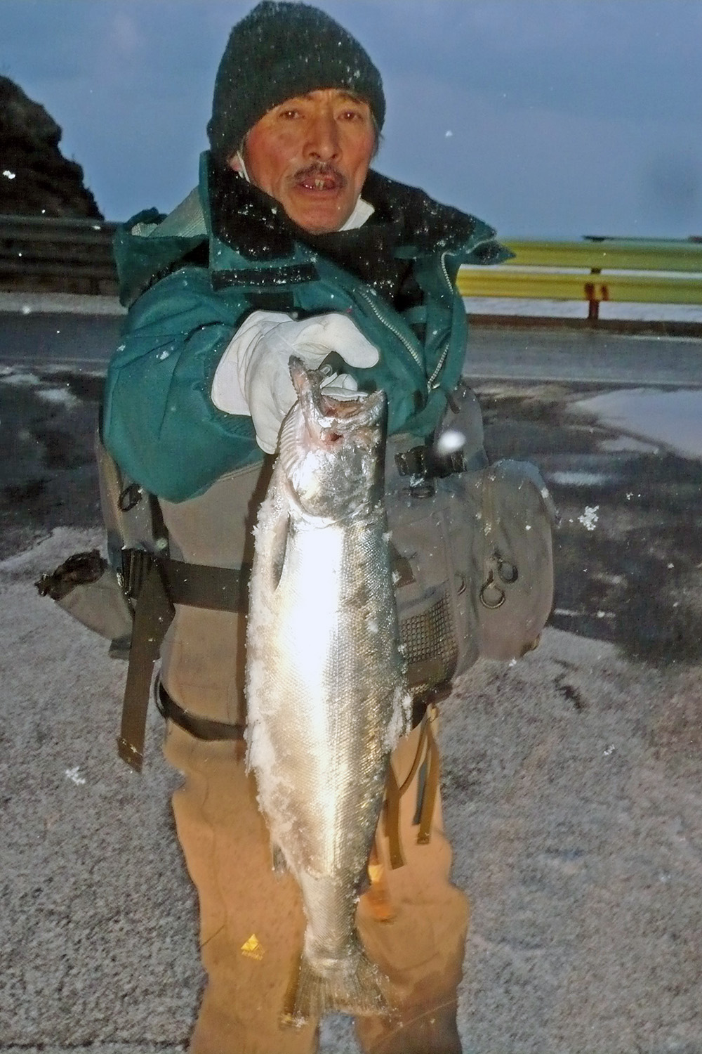 松前町奥末川河口海岸】着底直後にズシン！良型サクラマスがヒット