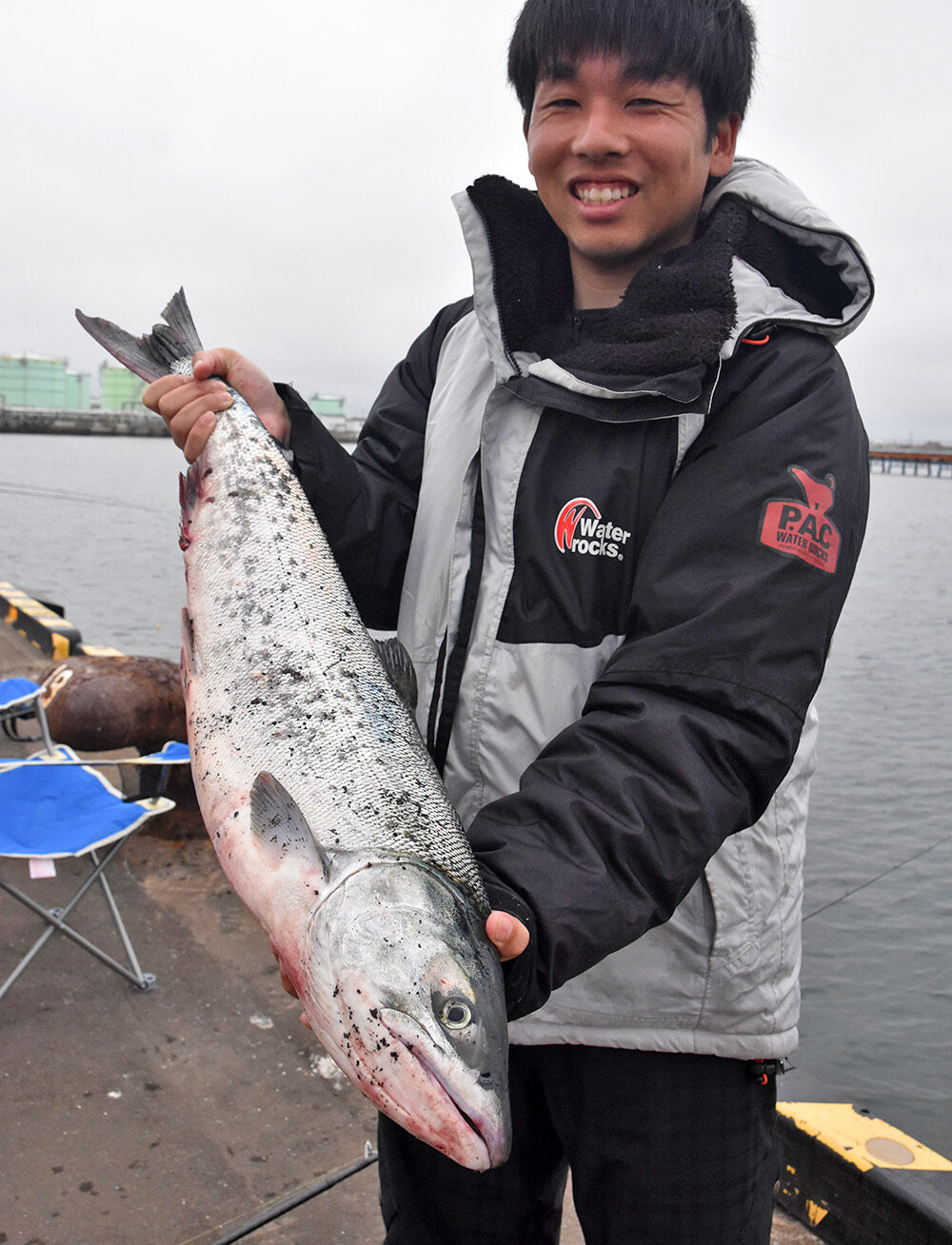 釧路西港】わずか2投で77cm雄ザケキャッチ | つりしん